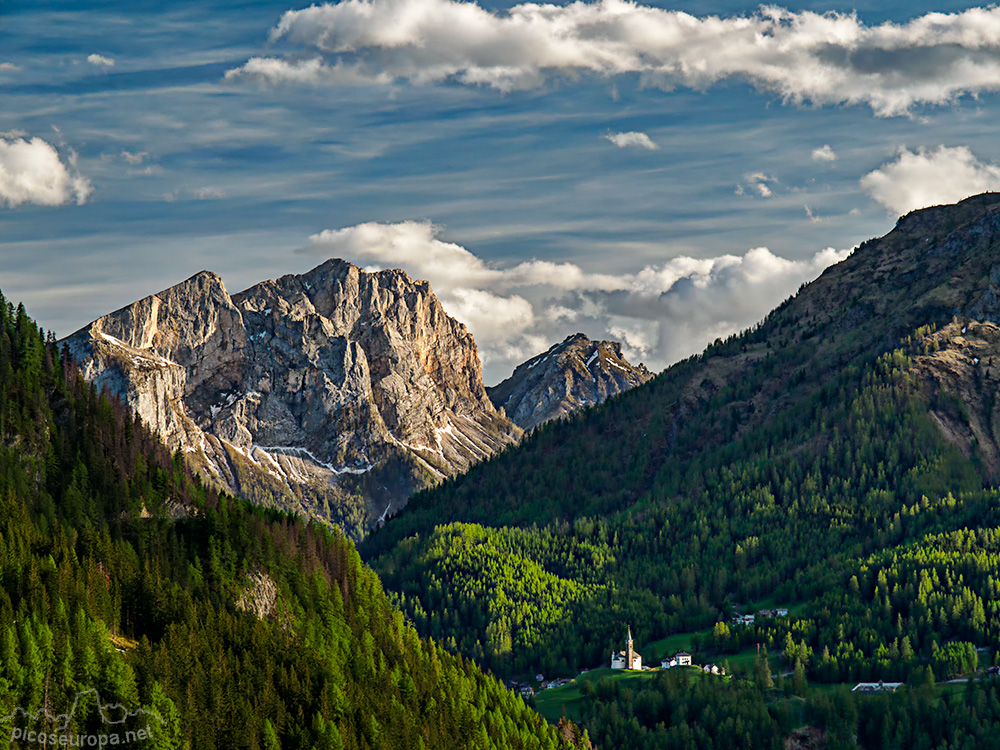 Foto: Dolomitas, fotografía tomada desde la carretera que une el Paso Pordoi con el Paso Falzarego. Dolomitas, Italia.