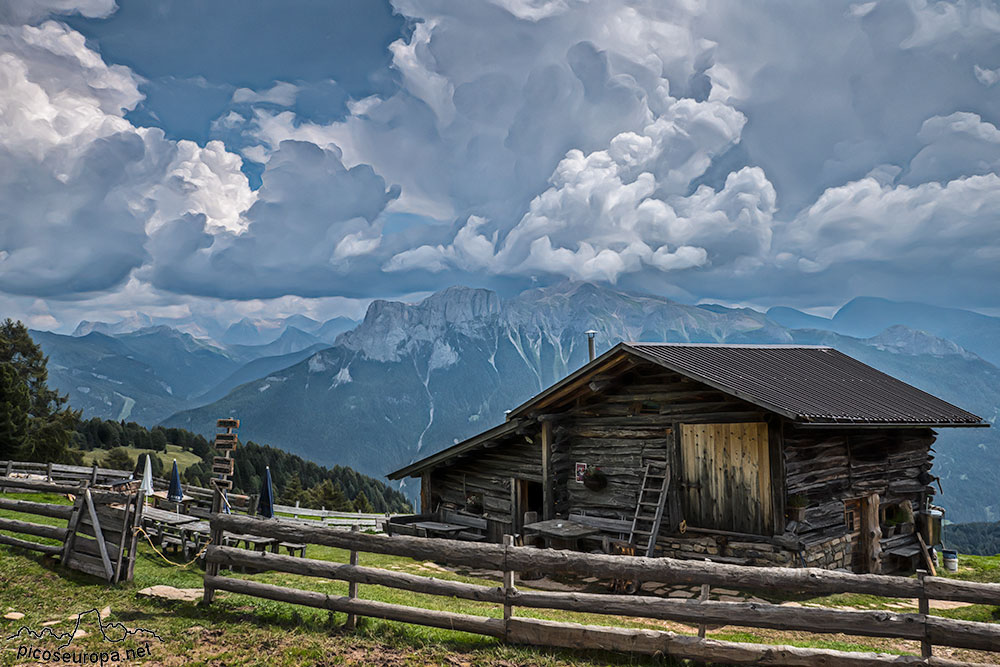 Paisaje de subida al Refugio de Roda di Vael en Dolomitas.