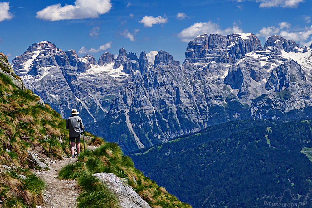 Foto: Macizo de la Brenta desde la ruta que une el Refugio Segantini con el Refugio Cornisello. Dolomitas, Italia.