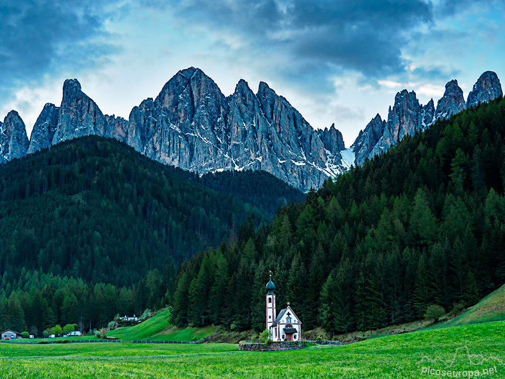 Foto: Ermita de San Giovanni, Val di Funes, Dolomitas.