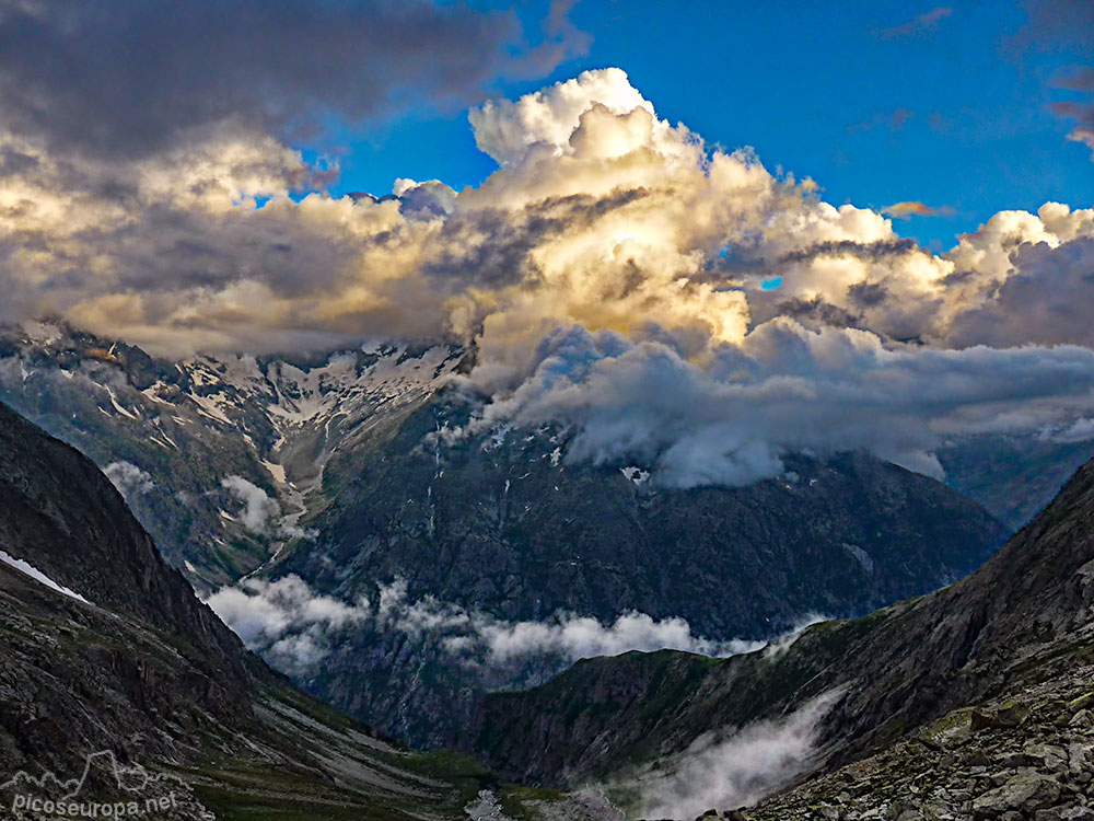 Foto: Puesta de sol desde el Refugio Soreiller situado justo debajo de la Aguja Dibona en los Ecrins, Alpes, Francia.