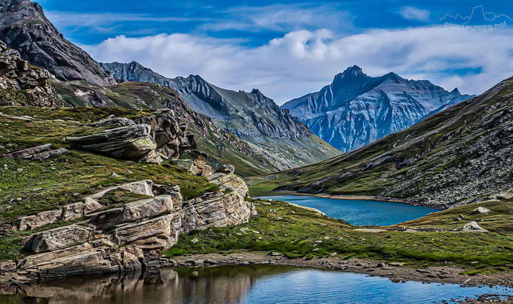 Por los Lagos de Nivolet, Gran Paradiso, Alpes, Italia.