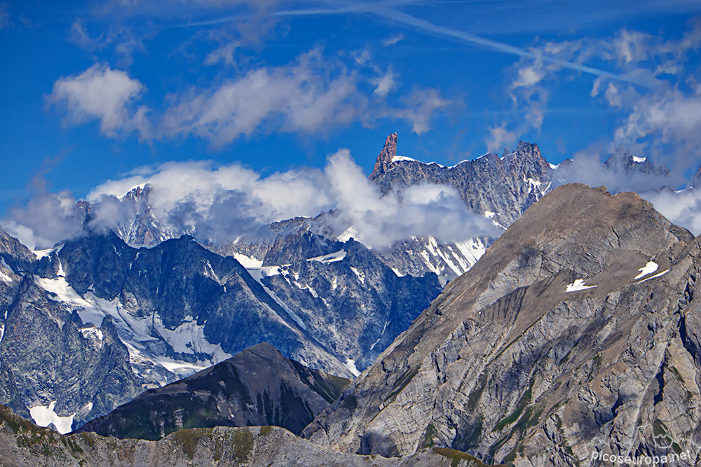 Foto: Al fondo la Dent du Geant y la Arista de Rochefort desde la cumbre del pico Lancebranlette en la zona del Puerto del Petit Saint Bernard, Alpes entre Francia e Italia.