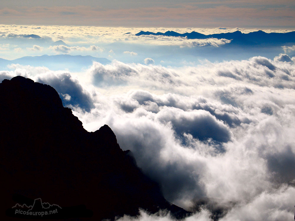 Foto: Amanecer desde las proximidades de Torre Blanca en el Macizo Central de Picos de Europa.