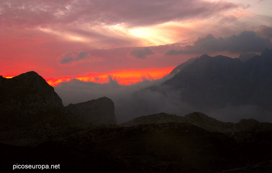 Foto: Es un amanecer desde el collado del Jito en la entrada a Vega de Ario, Cornion, Picos de Europa, Parque Nacional, Asturias