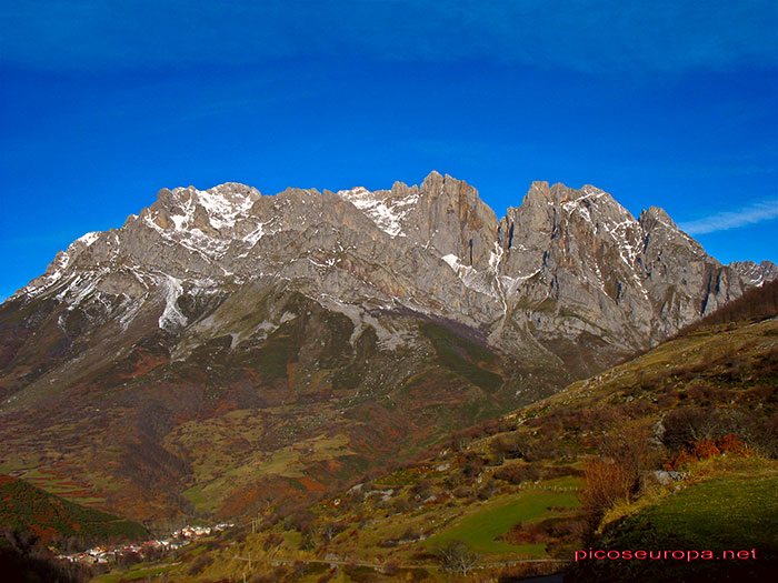 Desde el Puerto de Pandetrave: Santa Marina de Valdeón y detrás el Macizo de la Bermeja, Valdeón, León, Picos de Europa