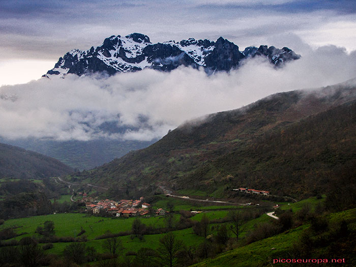 Desde el Puerto de Pandetrave: Santa Marina de Valdeón y detrás el Macizo de la Bermeja, Valdeón, León, Picos de Europa