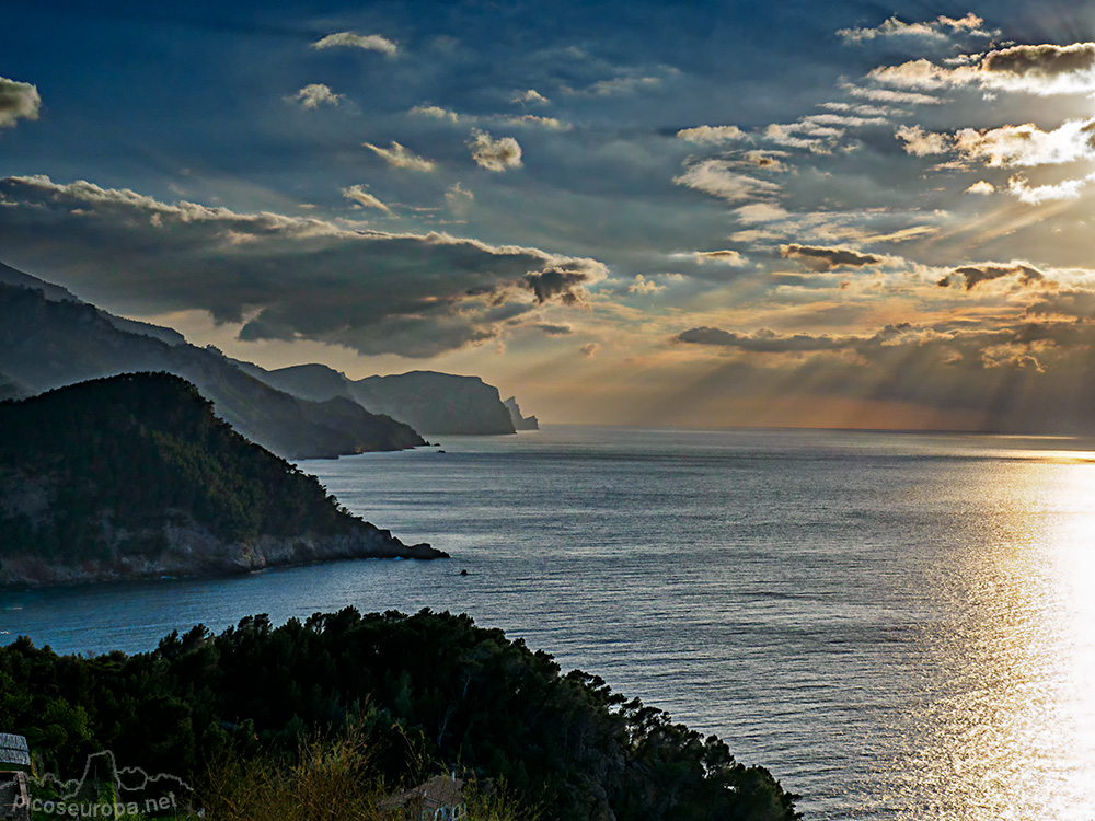 Puesta de sol desde la Torre Verger en la Sierra de Tramuntana, Mallorca, Islas Baleares.