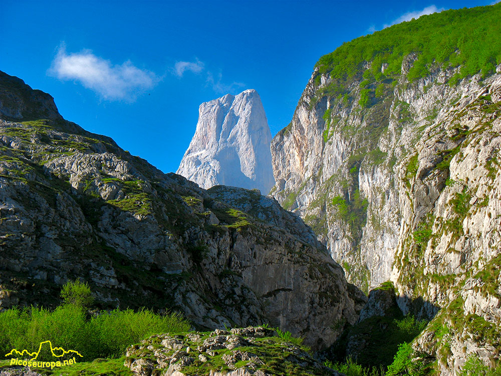 Pico de Urriellu o Naranjo de Bulnes desde las proximidades de Bulnes, Parque Nacional de Picos de Europa 