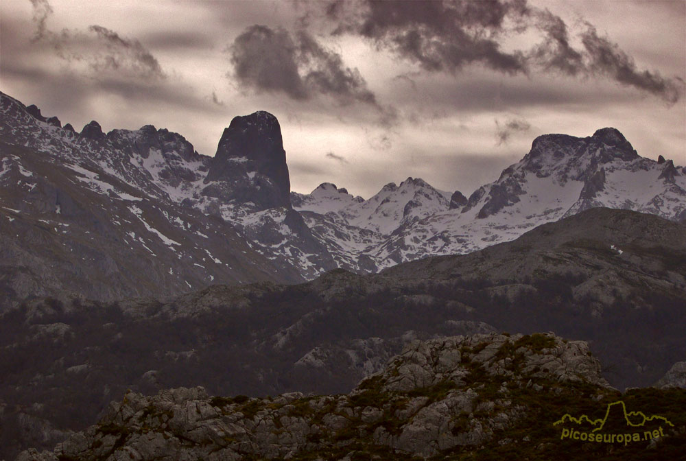 Pico de Urriellu (Naranjo de Bulnes) desde el Collado de Posadoiro en la Sierra de Portudera