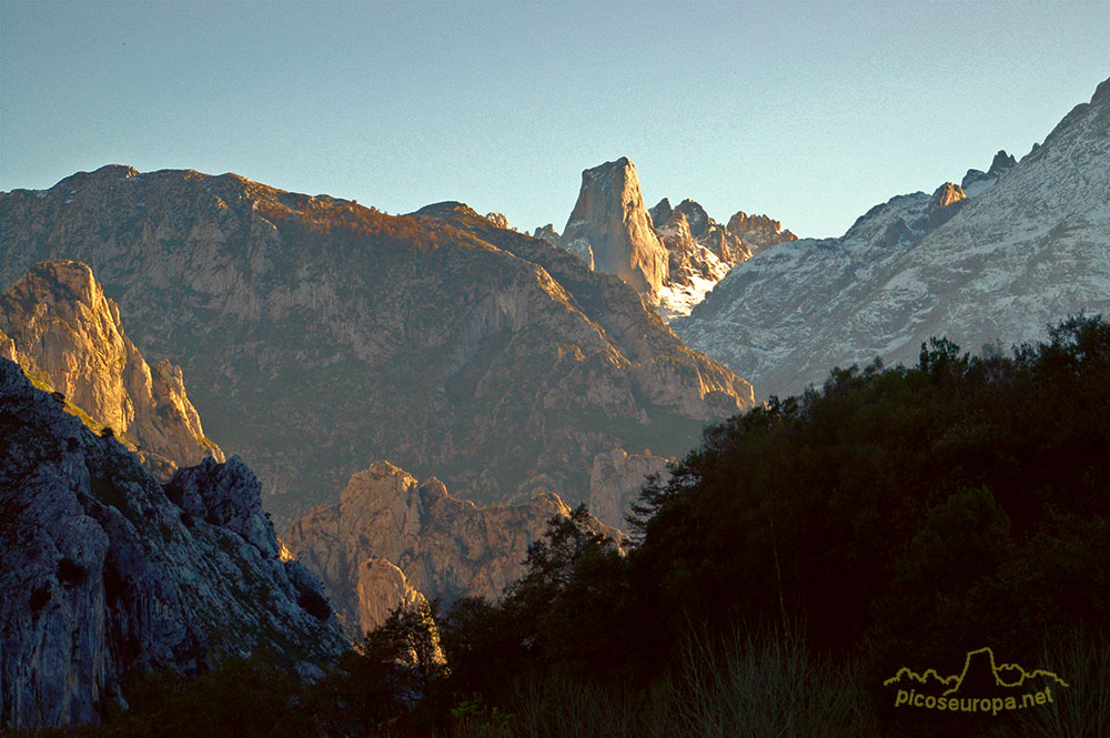 Foto: Pico de Urriellu (Naranjo de Bulnes) desde las invernales de Vanu de Arenas de Cabrales, Asturias