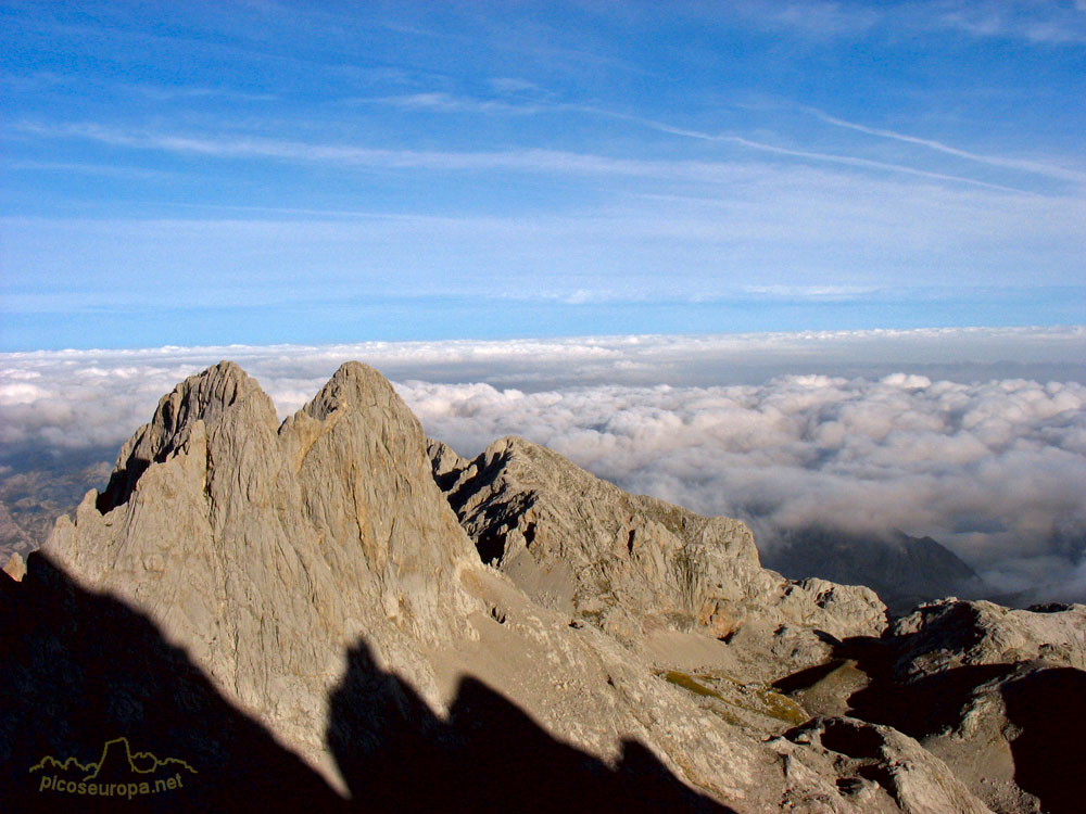 Los Picos de Dobresengos y por detrás los del Trave desde la Ariasta Nor-Oeste del Pico de Cabrones