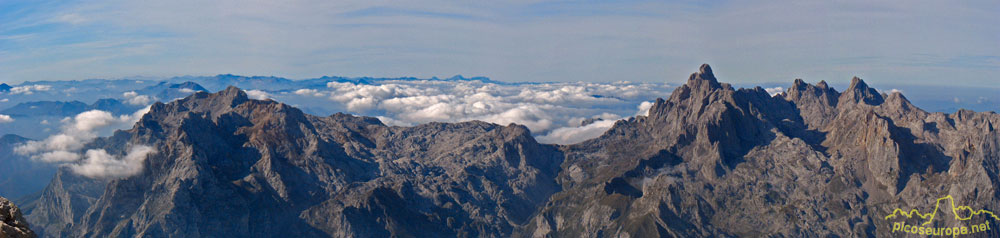 Panorámica desde la cumbre del Pico Cabrones en el Macizo Central de Picos de Europa