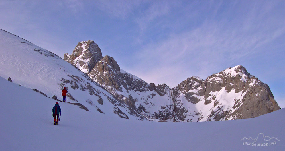 Torre Cerredo (izquierda) y Pico de Cabrones (derecha) desde el collado que separa la zona de la Horcada Arenera del Jou 
  de Cerredo. Macizo Central de Picos de Europa. 