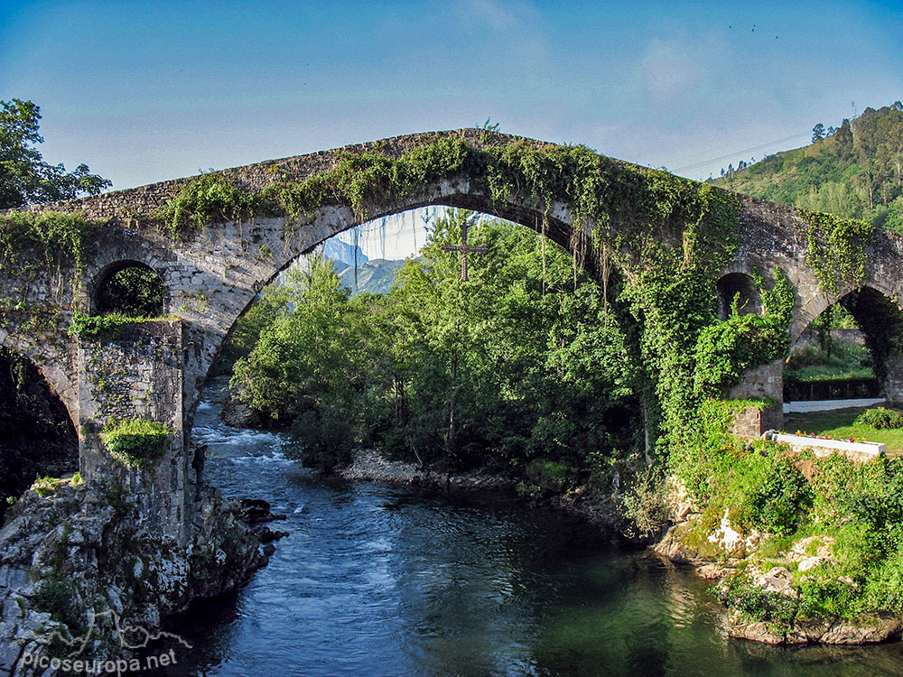 El puente romano y la Cruz de Covadonga sobre el réo Sella en Cangas de Onis, Asturias