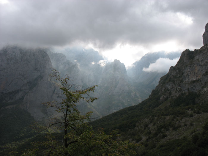 Cueto Bellan en el centro de la imagen y a su derecha la Canal de Asotin, Cordiñanes, León, España, lugares con encanto