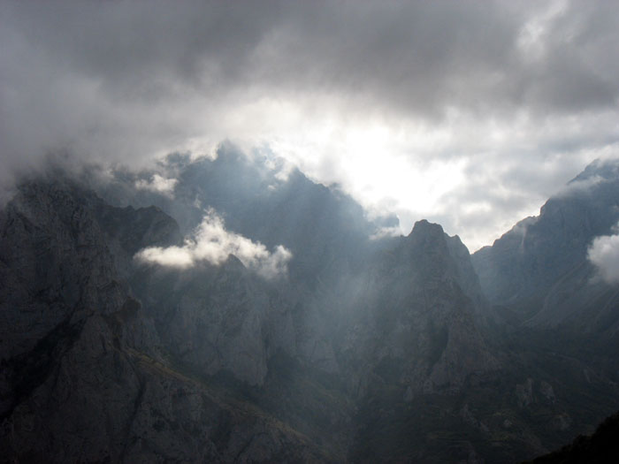 Entre la nubes la torre del Jaz, a su derecha Cueto Bellan y canal de Asotin, Cordiñanes, León, España, lugares con encanto