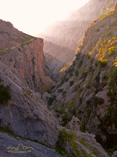 Foto: La ruta del Cares a su paso por el alto de Los Collaos, el punto m�s alto de la ruta, Picos de Europa.