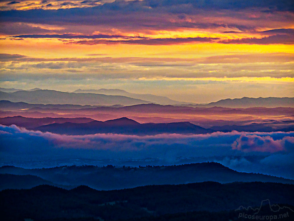 Amanecer desde el Coll de Can Massana, Montserrat, Catalunya.