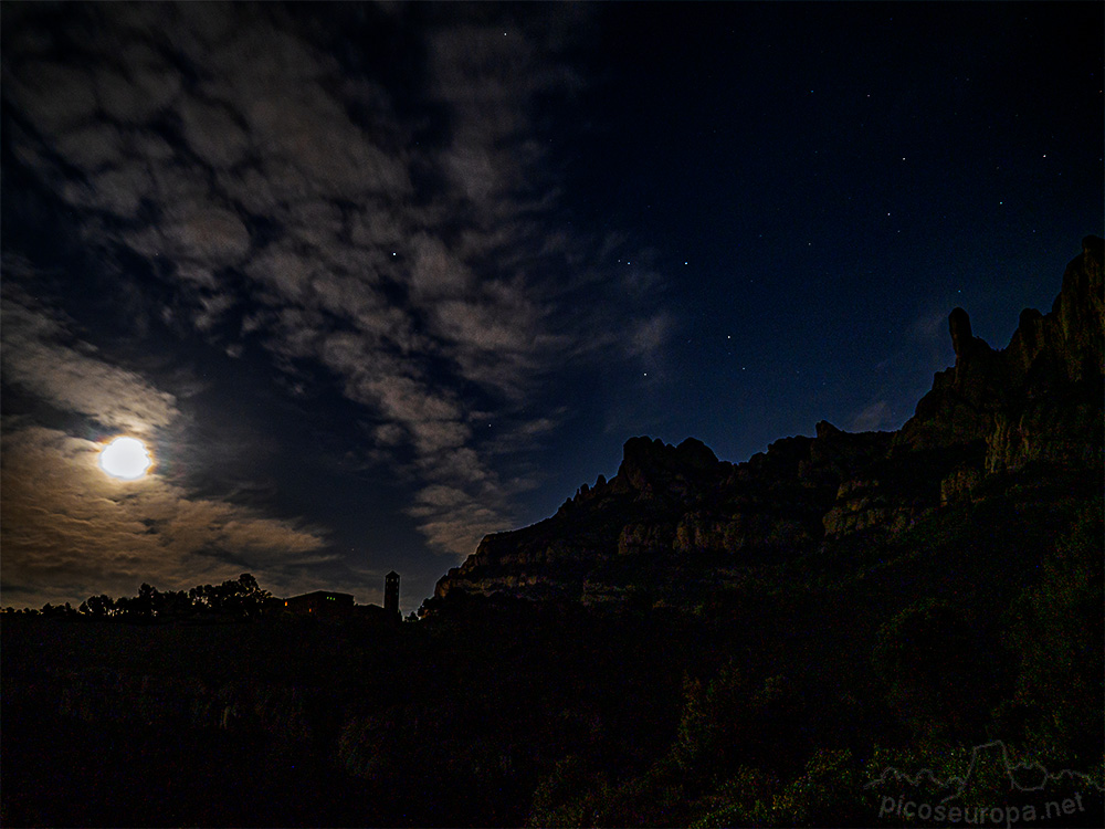 Noche de Luna llena en Montserrat, Catalunya.