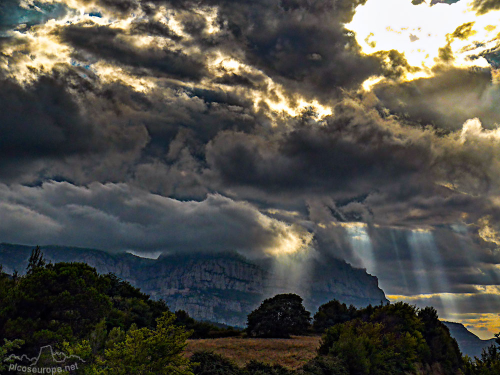 Puesta de sol con nubes de tormenta en Montserrat, Catalunya.