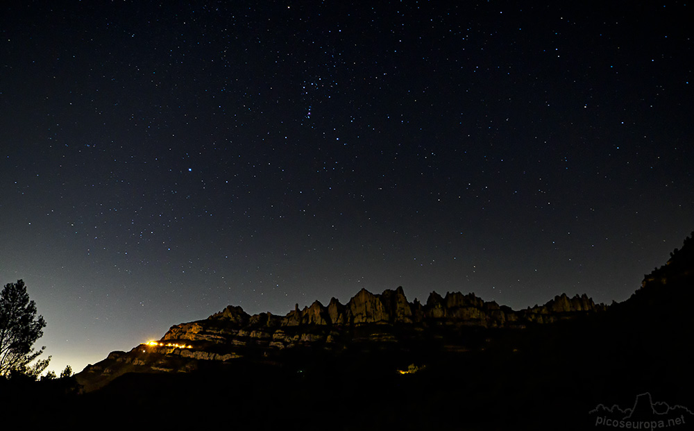 Noche de estrellas sobre la Pared Norte de Montserrat.