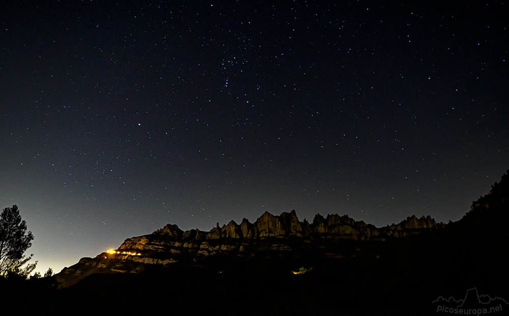 Amanecer sobre la cara Norte de Montserrat, Catalunya.