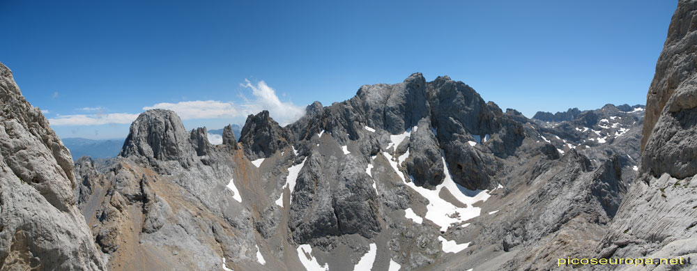 Torre del Oso, Collada Bonita, La Morra .... desde los rapeles de la cara Sur del Pico de Urriellu (Naranjo de Bulnes)