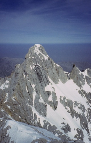 Pico de Cabrones y detras sus Agujas