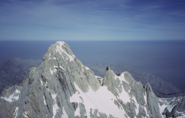 Pico de Cabrones y detras sus Agujas, Macizo Central de Picos de Europa