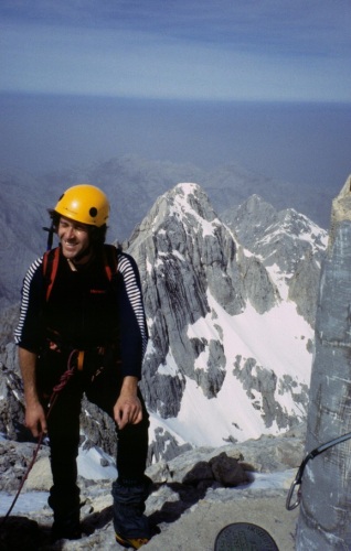 El incansable Luis con su eterna sonrisa, parece que acaba de empezar a andar. Por detrás asoma el Pico de Cabrones y parte de la arista que hemos debido escalar para llegar a Torre Cerredo y detrás de todo el omnipresente mar Cantábrico