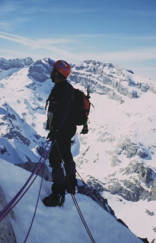 En los óltimos largos del Corredor, al fondo la T. de la Palanca a la derecha y a la izquierda el Llambrión, Macizo Central de Picos de Europa