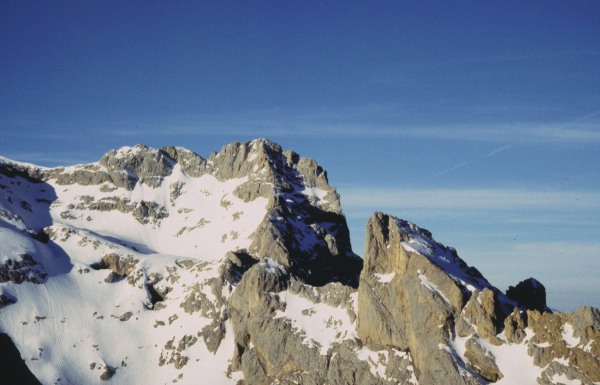 Desde Torre Cerredo al otro lado del Hoyo Grande: Torre de las Puertas de Mueño y Torre de la Celada, Macizo Central de Picos de Europa