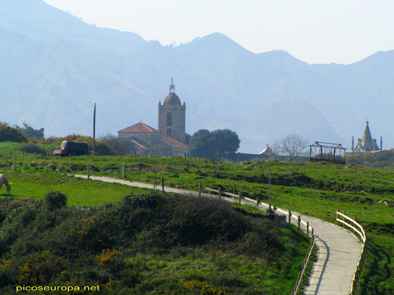 El pequeño pueblo de Cue desde el merendero situado sobre la playa, Costa de Asturias, Mar Cantabrico