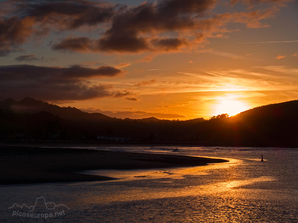 Puesta de sol desde la playa de Ribadesella.