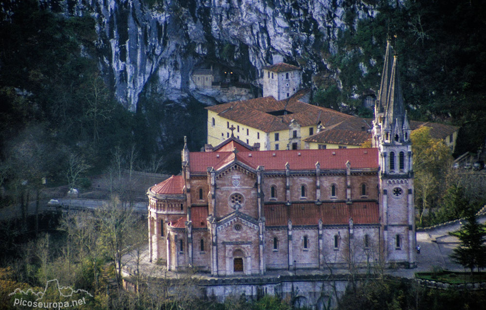 Santuario de Covadonga desde el camino de subida a la Cruz de Priena