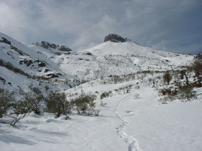 Desde el Puerto de Dobres, la bajada desde el Collado de Dobres, que es el de la izquierda, medio oculto por la pendiente de nieve