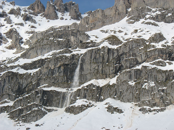 Las paredes que limitan la Vega de Llos, Valdeón