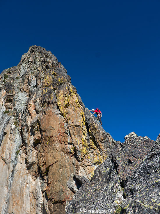 Escalada en la Aguja de Bachimana, Panticosa, Pirineos de Huesca, Aragon