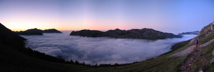 Panorámica de la bajada hacia el Collado de Pandebano desde la Vega de Urriellu durante la puesta de sol.