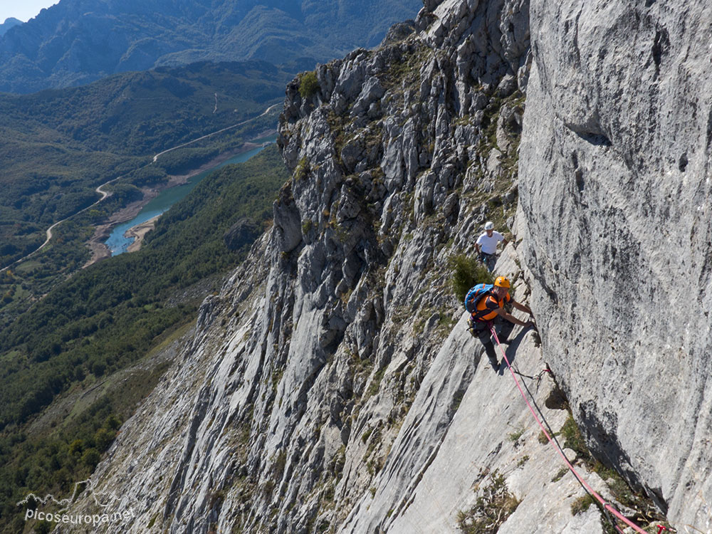 Escalada en la via Curva de Gauss, Pico Gilbo, Riaño, León