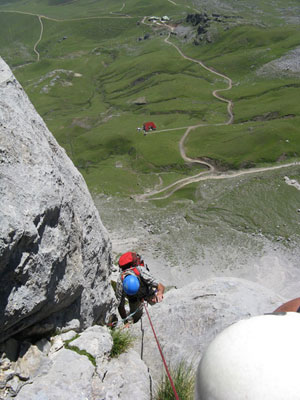 Escaladas: Espolon de los Franceses en Peña Vieja, al fondo Aliva, Picos de Europa