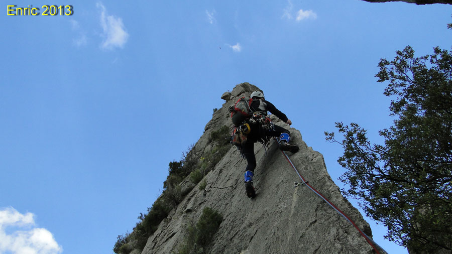 Escalada en la Arista Urquiza-Olmo de Montfalco en Mont-Rebei, Sierra del Montsec, Pre Pirineos de Huesca, Aragon