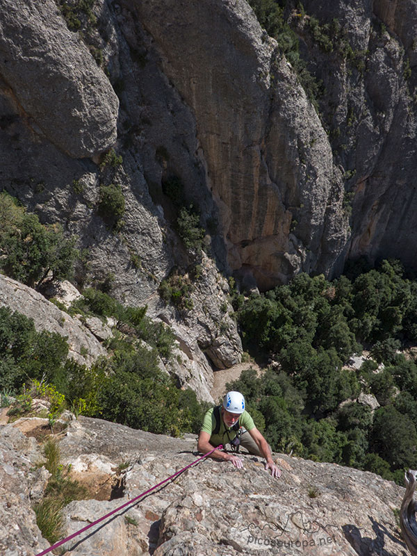 Escalada en la via Sol Solet de la zona de Can Jorba en Montserrat, Barcelona, Catalunya