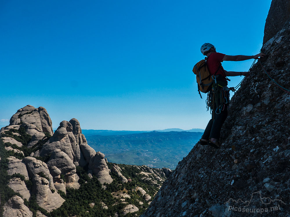 Escalando en la Cara Norte del Gorro, Montserrat, Catalunya.