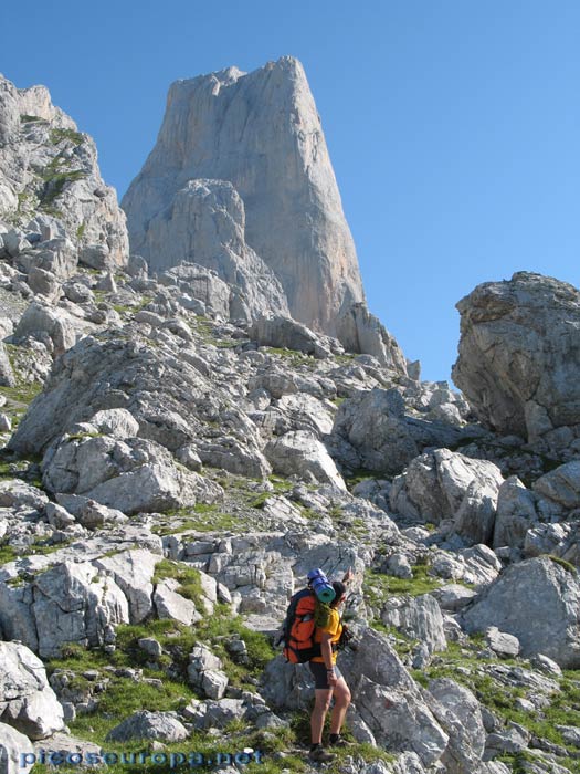 En las proximidades de la Vega de Urriellu con el Picu (Naranjo de Bulnes) alzandose majestuoso sobre nuestras cabezas