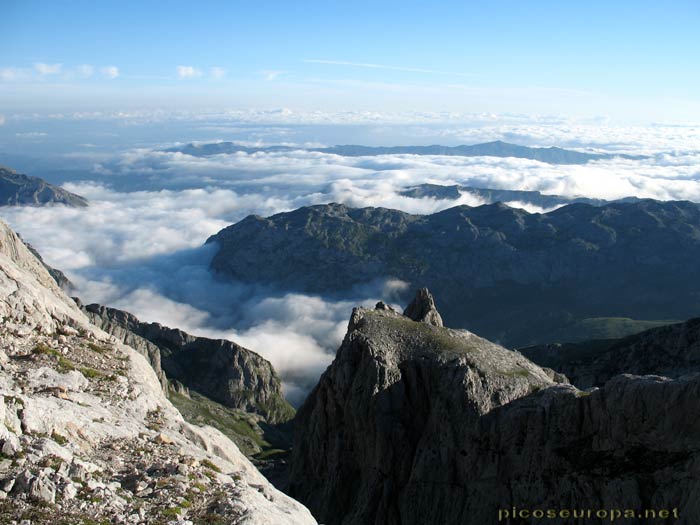 Mar de nubes desde el inicio de la véa con la Sierra del Cuera al fondo