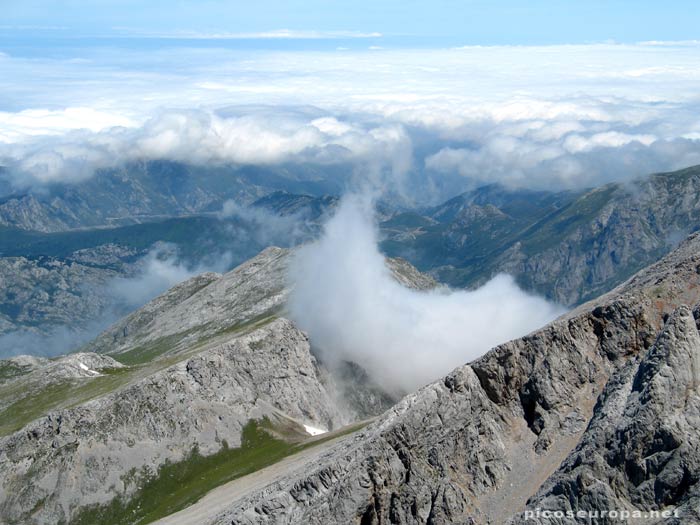 Cabeza de los Tortorios y Horcada de Camburero desde la cumbre del Picu de Urriellu (Naranjo de Bulnes)