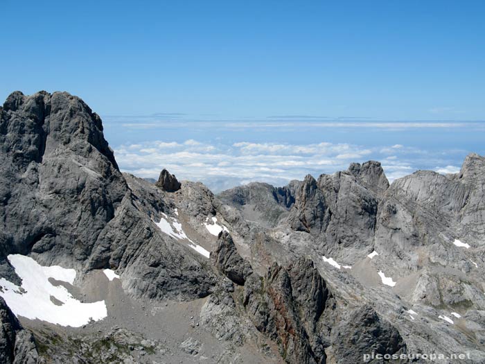 Desde la cumbre del Picu de Urriellu (Naranjo de Bulnes), al fondo el mar Cantábrico