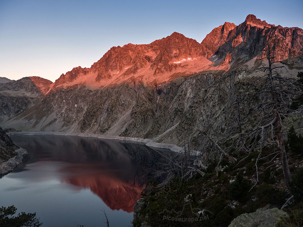 Amanece sobre los Picos Trois Conseillers, Neouvielle y Ramoun, abajo el Lac Cap Long